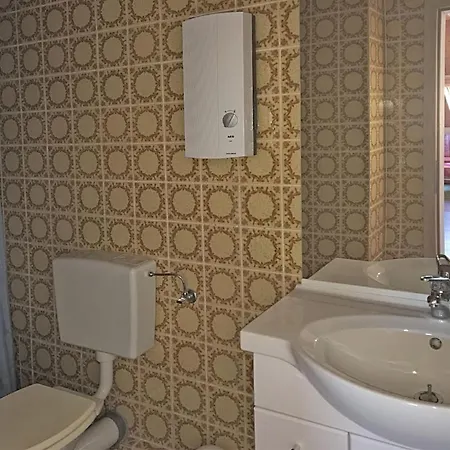 Attic Apartment Near Limburg Castle, Cleaning Included Lägenhet