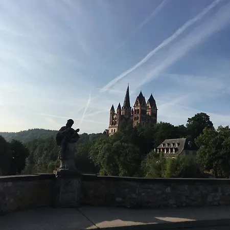 Attic Apartment Near Limburg Castle, Cleaning Included Lägenhet *